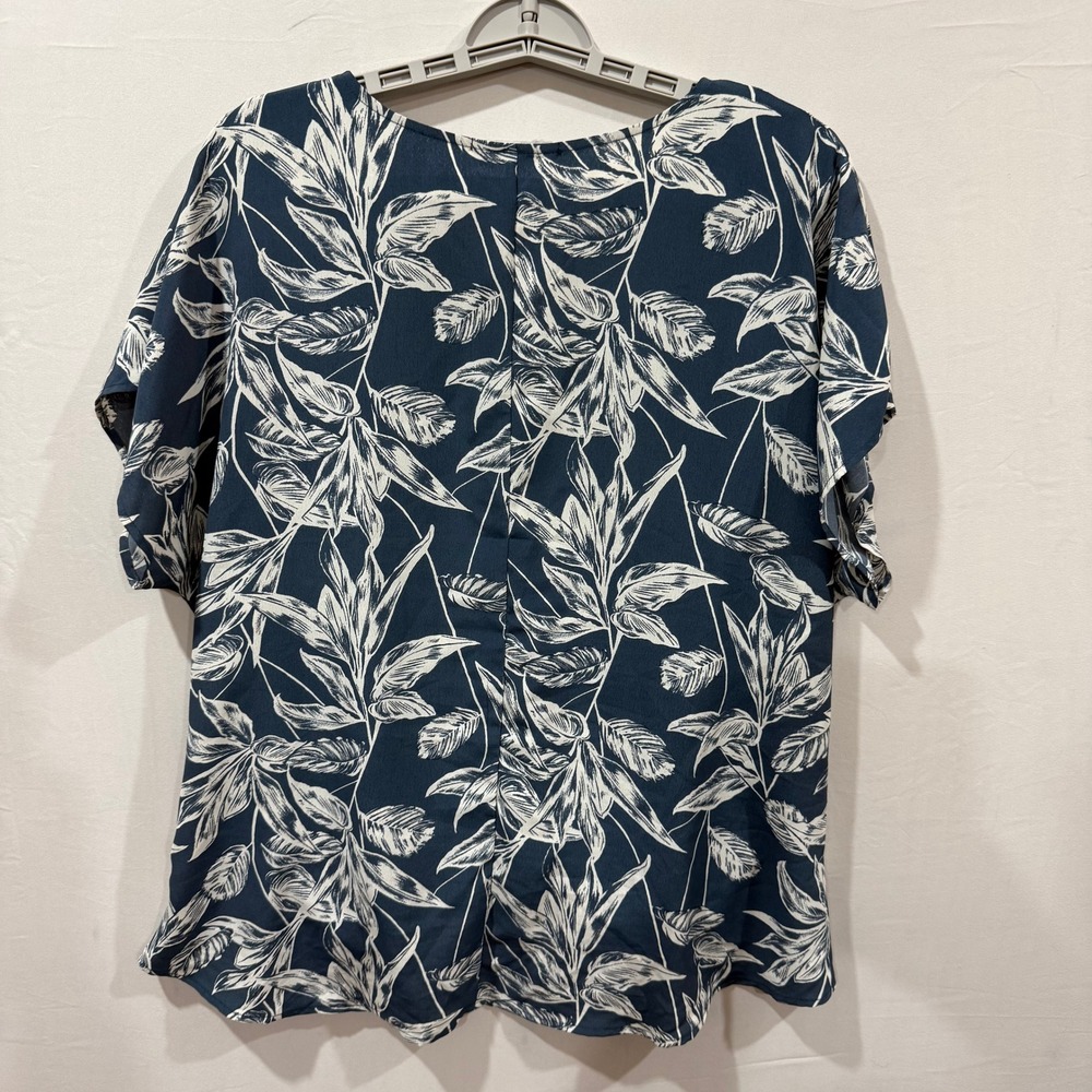 Beacon Apparel Womens XL Navy Blue Tropical Leaf Twist Front V-Neck Blouse Top - Picture 2 of 6